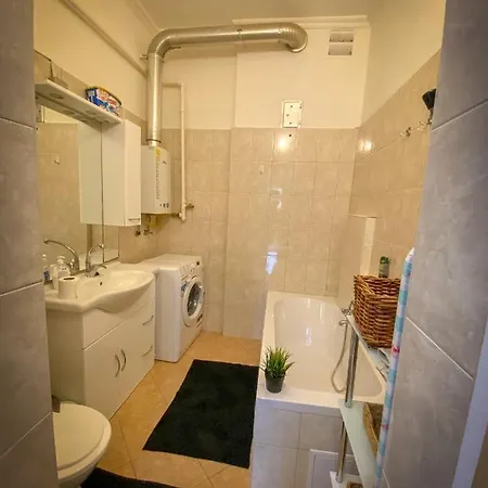 Lovely With Free Parking, Koezponthoz Koezeli 3 Szobas Lakas Apartmán *