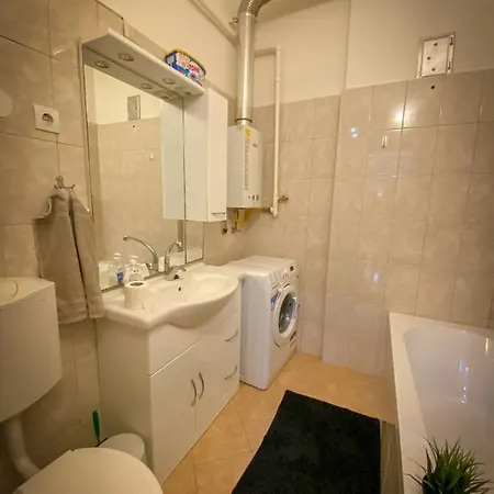 Apartmán Lovely With Free Parking, Koezponthoz Koezeli 3 Szobas Lakas