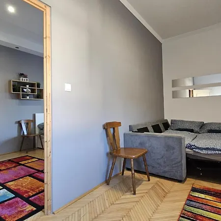 Lovely With Free Parking, Koezponthoz Koezeli 3 Szobas Lakas Apartmán *
