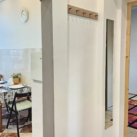Lovely With Free Parking, Koezponthoz Koezeli 3 Szobas Lakas Apartmán