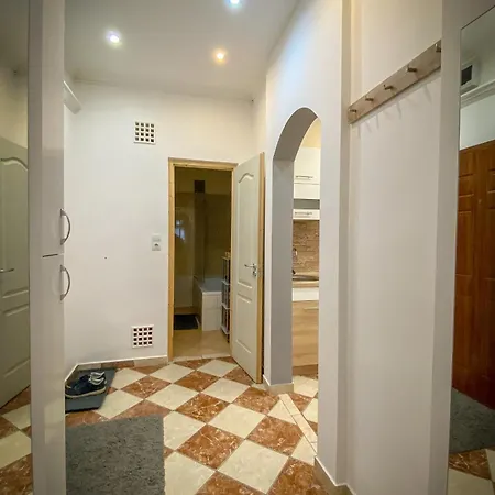 Apartmán Lovely With Free Parking, Koezponthoz Koezeli 3 Szobas Lakas Ráb