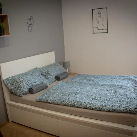 Lovely With Free Parking, Koezponthoz Koezeli 3 Szobas Lakas Apartmán Ráb