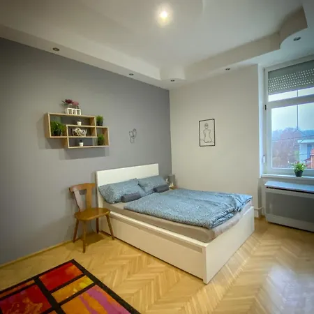 Lovely With Free Parking, Koezponthoz Koezeli 3 Szobas Lakas Apartmán Ráb