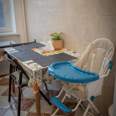 Lovely With Free Parking, Koezponthoz Koezeli 3 Szobas Lakas Apartmán