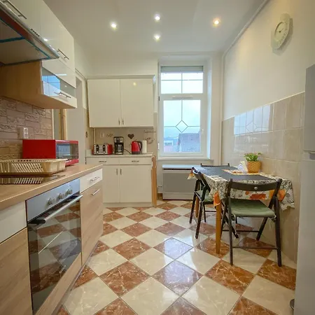 Apartmán Lovely With Free Parking, Koezponthoz Koezeli 3 Szobas Lakas *