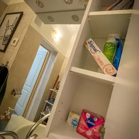 Lovely With Free Parking, Koezponthoz Koezeli 3 Szobas Lakas Apartmán
